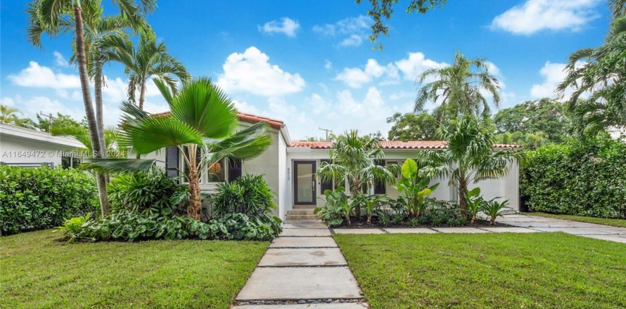 House in Coral Gables, Florida 3 bedrooms, 176.14 sq.m. № 1360262