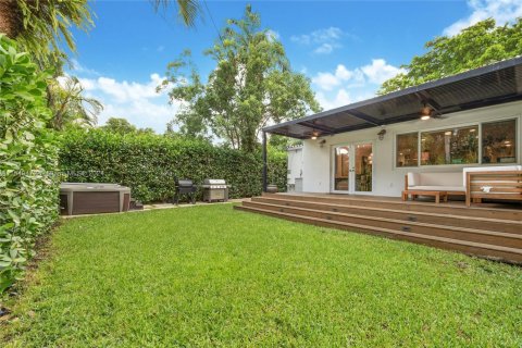 House in Coral Gables, Florida 3 bedrooms, 176.14 sq.m. № 1360262 - photo 13