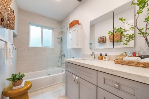 House in Coral Gables, Florida 3 bedrooms, 176.14 sq.m. № 1360262 - photo 10