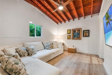 House in Coral Gables, Florida 3 bedrooms, 176.14 sq.m. № 1360262 - photo 5
