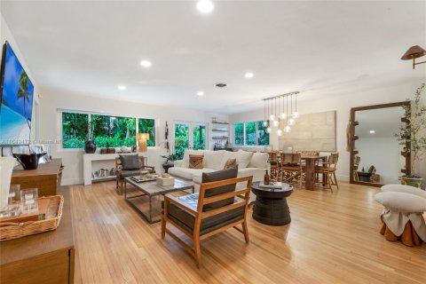 House in Coral Gables, Florida 3 bedrooms, 176.14 sq.m. № 1360262 - photo 2