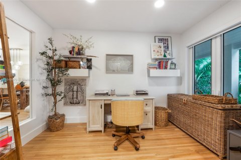 House in Coral Gables, Florida 3 bedrooms, 176.14 sq.m. № 1360262 - photo 11