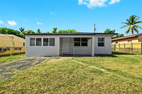 Casa en venta en North Miami Beach, Florida, 3 dormitorios, 128.76 m2 № 1857485 - foto 1
