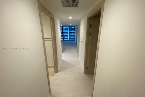 Condo in Miami, Florida, 1 bedroom  № 1705481 - photo 1