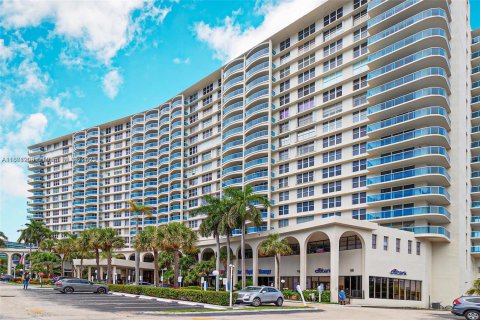 Condo in Hollywood, Florida, 2 bedrooms  № 1875359 - photo 1