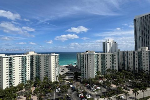 Condo in Hollywood, Florida, 2 bedrooms  № 1875359 - photo 16