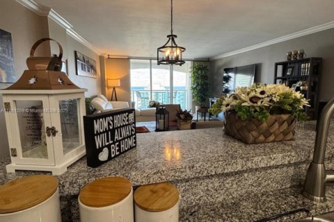 Condo in Hollywood, Florida, 2 bedrooms  № 1875359 - photo 22