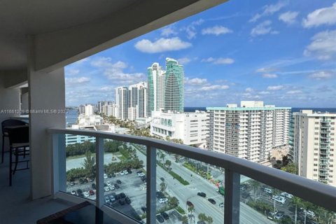 Condo in Hollywood, Florida, 2 bedrooms  № 1875359 - photo 15