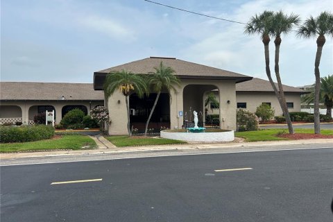 Condo in Saint Petersburg, Florida, 2 bedrooms  № 2227833 - photo 13