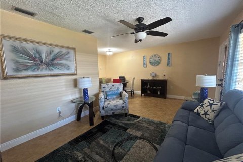 Condo in Saint Petersburg, Florida, 2 bedrooms  № 2227833 - photo 3