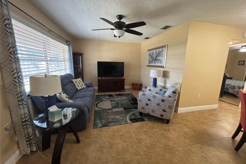 Condo in Saint Petersburg, Florida, 2 bedrooms  № 2227833 - photo 2
