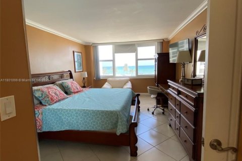 Condo in Hallandale Beach, Florida, 1 bedroom  № 1871525 - photo 16