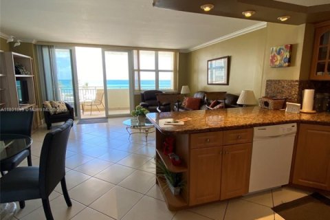 Condominio en venta en Hallandale Beach, Florida, 1 dormitorio, 77.29 m2 № 1871525 - foto 4