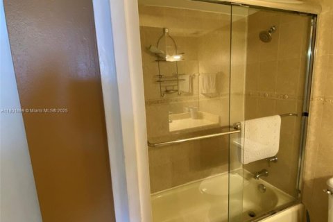 Condominio en venta en Hallandale Beach, Florida, 1 dormitorio, 77.29 m2 № 1871525 - foto 9