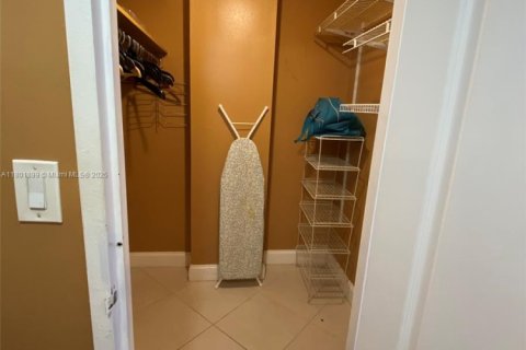 Condominio en venta en Hallandale Beach, Florida, 1 dormitorio, 77.29 m2 № 1871525 - foto 14