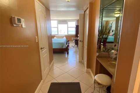 Condominio en venta en Hallandale Beach, Florida, 1 dormitorio, 77.29 m2 № 1871525 - foto 12