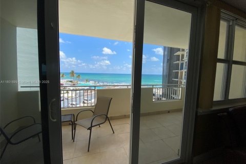 Condominio en venta en Hallandale Beach, Florida, 1 dormitorio, 77.29 m2 № 1871525 - foto 23