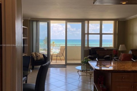 Condominio en venta en Hallandale Beach, Florida, 1 dormitorio, 77.29 m2 № 1871525 - foto 1