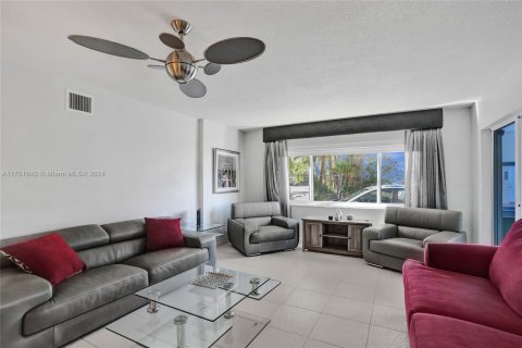 Condo in Hallandale Beach, Florida, 2 bedrooms  № 1702938 - photo 15