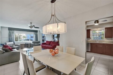 Condo in Hallandale Beach, Florida, 2 bedrooms  № 1702938 - photo 17