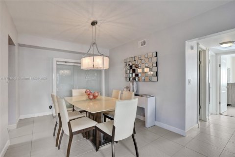 Condo in Hallandale Beach, Florida, 2 bedrooms  № 1702938 - photo 13