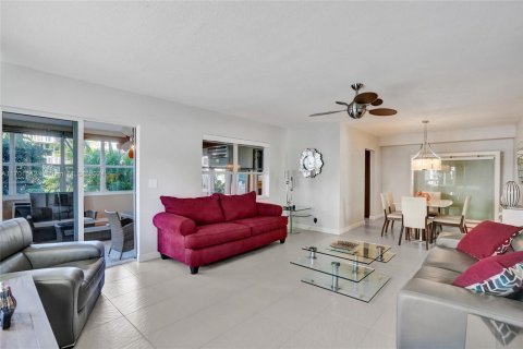 Condo in Hallandale Beach, Florida, 2 bedrooms  № 1702938 - photo 12