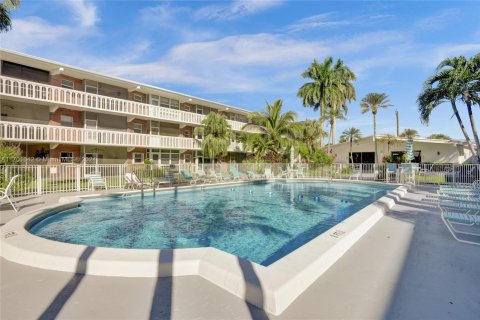 Condo in Hallandale Beach, Florida, 2 bedrooms  № 1702938 - photo 28