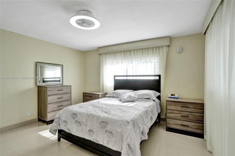 Condo in Hallandale Beach, Florida, 2 bedrooms  № 1702938 - photo 7