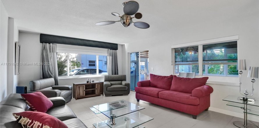 Condo in Hallandale Beach, Florida, 2 bedrooms № 1702938