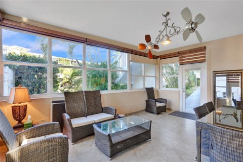 Condo in Hallandale Beach, Florida, 2 bedrooms  № 1702938 - photo 24
