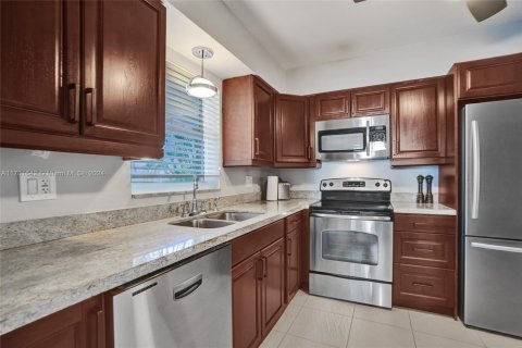 Condo in Hallandale Beach, Florida, 2 bedrooms  № 1702938 - photo 20
