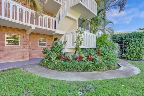 Condo in Hallandale Beach, Florida, 2 bedrooms  № 1702938 - photo 30