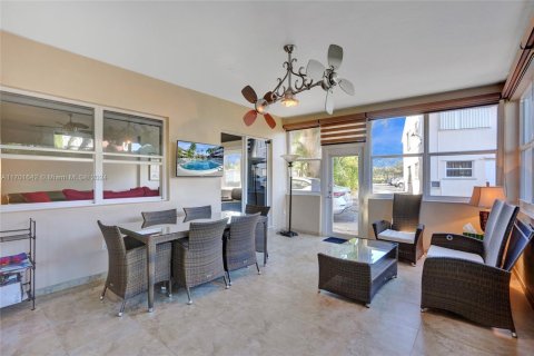 Condo in Hallandale Beach, Florida, 2 bedrooms  № 1702938 - photo 21