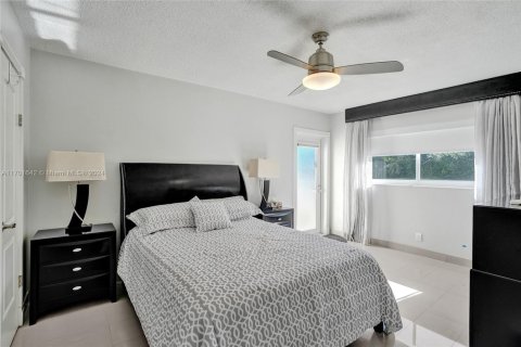 Condo in Hallandale Beach, Florida, 2 bedrooms  № 1702938 - photo 3