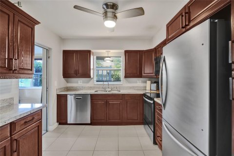 Condo in Hallandale Beach, Florida, 2 bedrooms  № 1702938 - photo 18