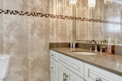 Condo in Hallandale Beach, Florida, 2 bedrooms  № 1702938 - photo 9