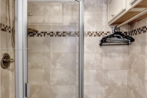 Condo in Hallandale Beach, Florida, 2 bedrooms  № 1702938 - photo 5
