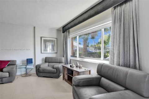 Condo in Hallandale Beach, Florida, 2 bedrooms  № 1702938 - photo 11