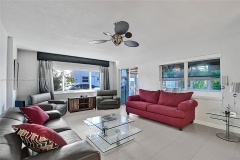 Condo in Hallandale Beach, Florida, 2 bedrooms  № 1702938 - photo 14