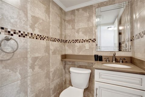 Condo in Hallandale Beach, Florida, 2 bedrooms  № 1702938 - photo 10