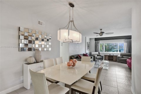 Condo in Hallandale Beach, Florida, 2 bedrooms  № 1702938 - photo 16