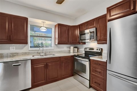 Condo in Hallandale Beach, Florida, 2 bedrooms  № 1702938 - photo 19