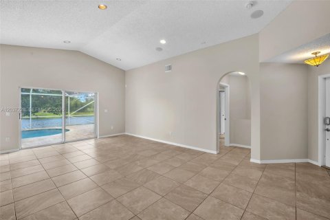 House in Pembroke Pines, Florida 3 bedrooms, 154.22 sq.m. № 2089499 - photo 12