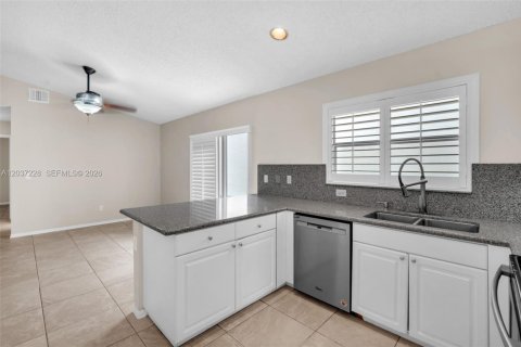 House in Pembroke Pines, Florida 3 bedrooms, 154.22 sq.m. № 2089499 - photo 19