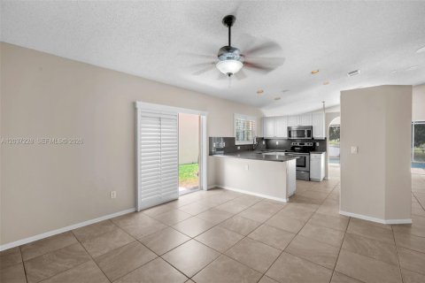 House in Pembroke Pines, Florida 3 bedrooms, 154.22 sq.m. № 2089499 - photo 20
