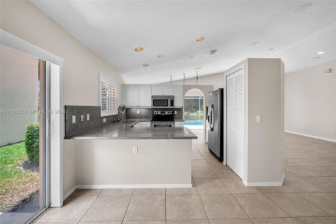 House in Pembroke Pines, Florida 3 bedrooms, 154.22 sq.m. № 2089499 - photo 16