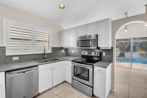 House in Pembroke Pines, Florida 3 bedrooms, 154.22 sq.m. № 2089499 - photo 18