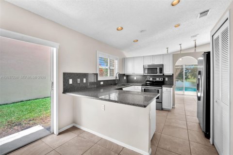House in Pembroke Pines, Florida 3 bedrooms, 154.22 sq.m. № 2089499 - photo 17