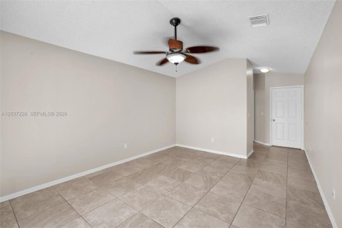 House in Pembroke Pines, Florida 3 bedrooms, 154.22 sq.m. № 2089499 - photo 24