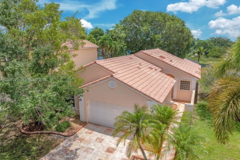 House in Pembroke Pines, Florida 3 bedrooms, 154.22 sq.m. № 2089499 - photo 2
